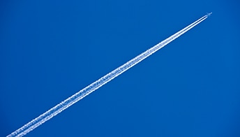 Photo illustrant les traces d'un avion dans le ciel