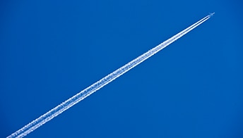 Photo illustrant les traces d'un avion dans le ciel