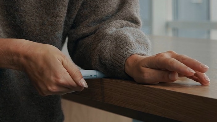 Ouverture à une main, sur la table