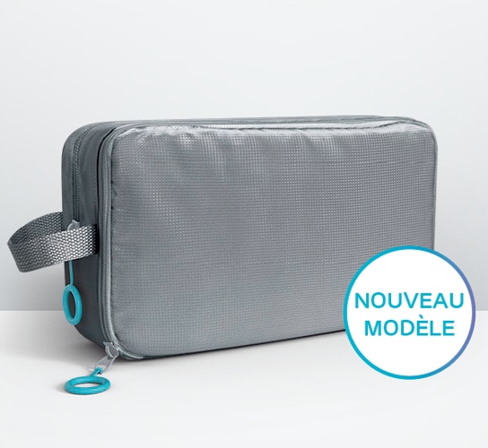 <b>Plus discrète et pratique, elle vous permettra de transporter votre système Peristeen®
 Plus</b>
